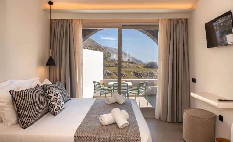 Family suite with private hot tub & sea view (12)