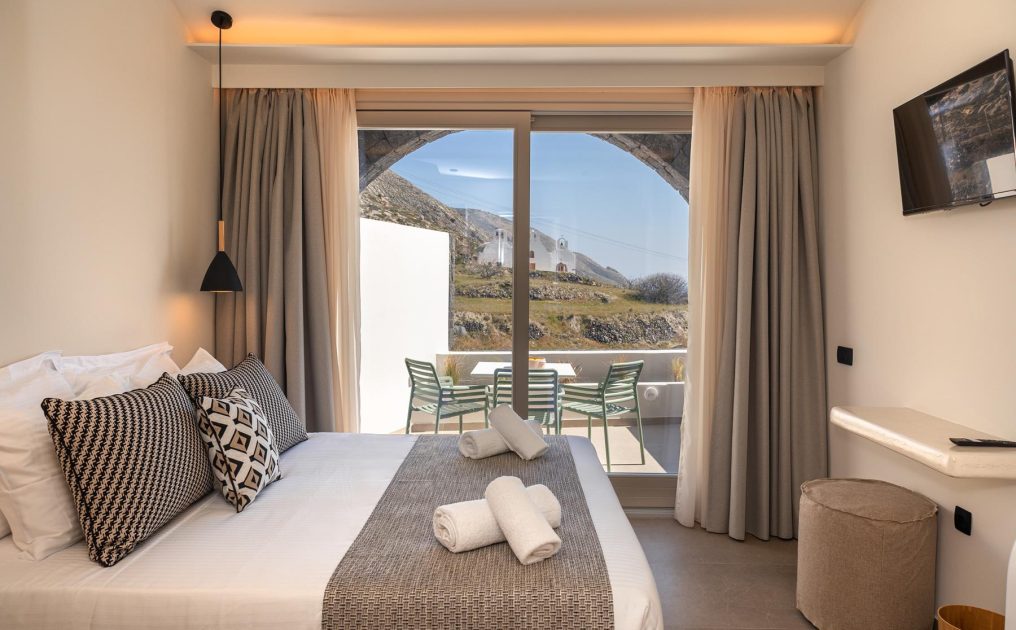 Family suite with private hot tub & sea view (12)