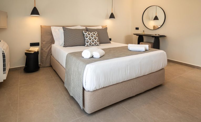 Junior Suite with a private hot tub & sea view (5)